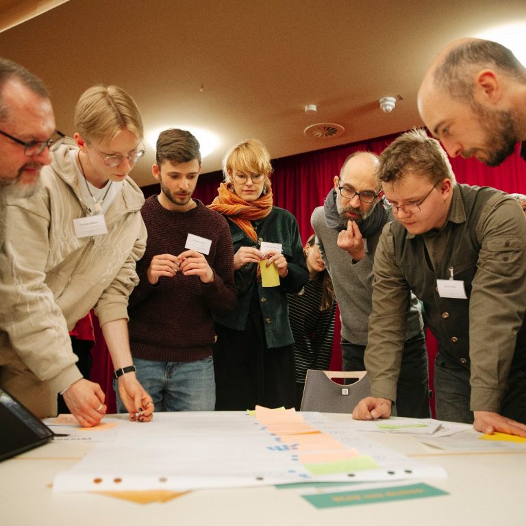 Vorbereitung der Abschlusss-Podiumsdiskussion der 1. Tagung der Wald-Allianz im Volkshaus in Meiningen am 28.04.2026, ©Wald-Allianz