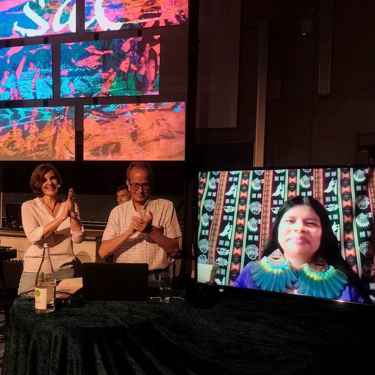 Pluriversum: Alberto Acosta und Sandra Weiss im Gespräch mit Patricia Gualinga vom Pueblo Kichwa de Sarayaku in Ecuador, 29.06.2026, Foto: Pierre Ibisch Pluriversum: Alberto Acosta und Sandra Weiss im Gespräch mit Patricia Gualinga vom Pueblo Kichwa de Sarayaku in Ecuador, 29.06.2026