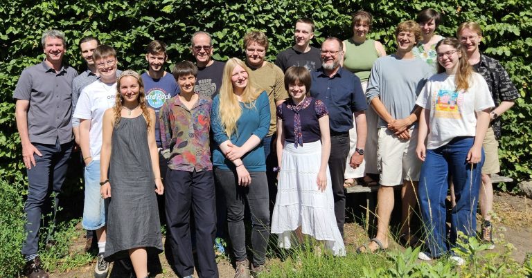 Gruppenfoto mit Gast Alberto Acosta und den Studierenden des Studiengangs Sozialökologisches Waldmanagement, 30.06.2026 Gruppenfoto mit Gast Alberto Acosta und den Studierenden des Studiengangs Sozialökologisches Waldmanagement, 30.06.2026