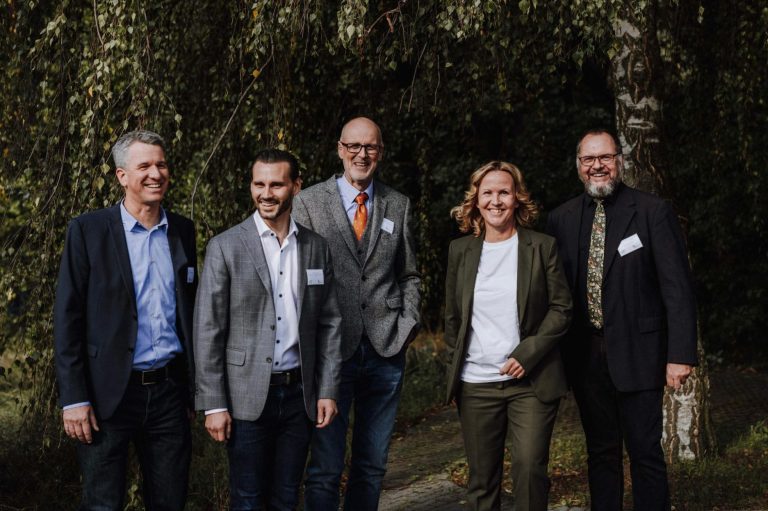 Gruppenbild mit Bundesumweltministerin Steffi Lemke zur feierlichen Eröffnung des Studiengangs Sozialökologisches Waldmanagement an der HNEE