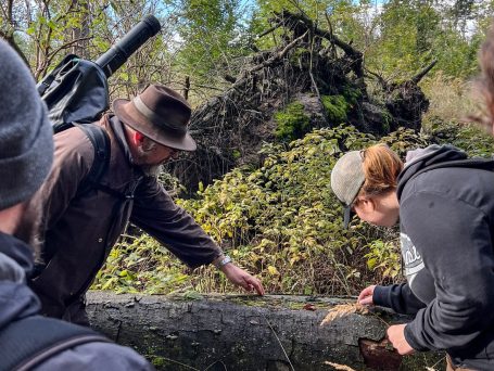 Pierre Ibisch erklärt die Bedeutung von Totholz für die Biodiversität in Waldökosystemen, Eberswalde, 2024